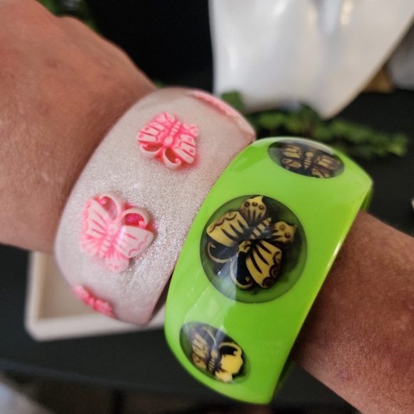 Green and Lavender Chunky Acrylic Bangle Bracelet with butterfly - Picture 6 of 6